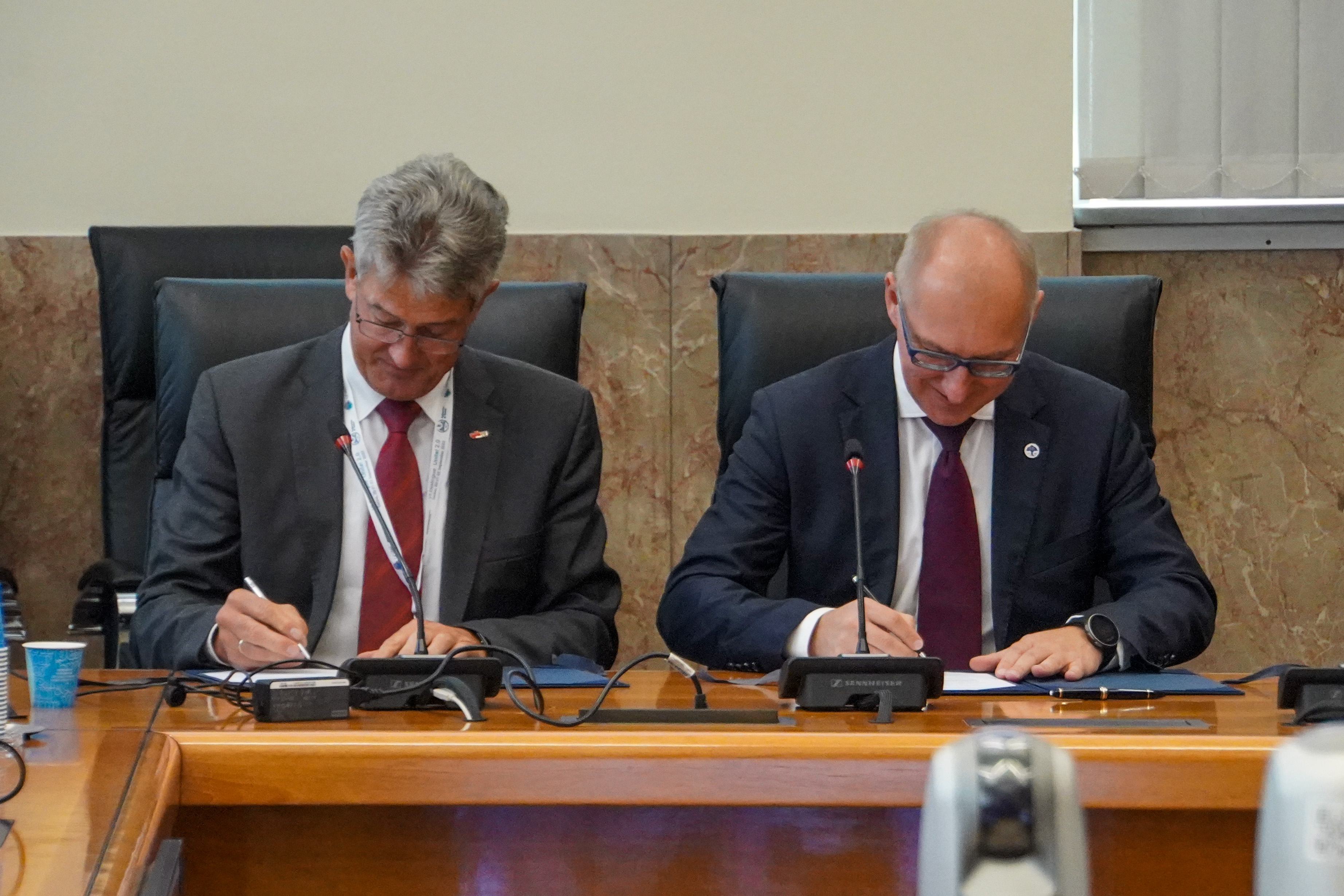 The rectors of both universities together signing the Unite! Charter